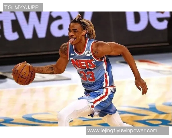 克拉克斯顿内线表现抢眼15分钟内高效拿下11分并抢8篮板