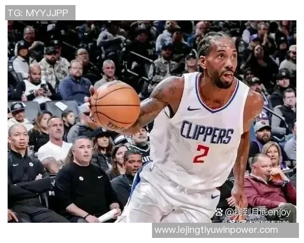 快船半场小幅领先灰熊哈登小卡联手发力助队取胜